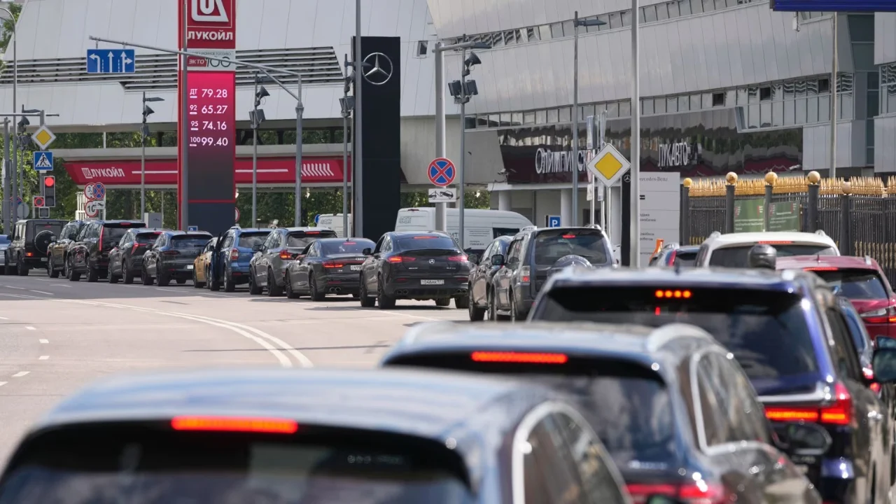 Kriza e karburantit trondit Rusinë, mungesa në pothuajse të gjitha rajonet