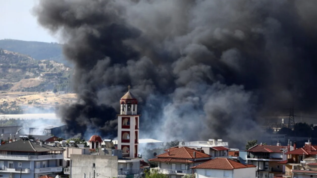 Flakët “pushtojnë” Spanjën e Portugalinë, Greqia paralajmëron: Tym toksik nga zjarret