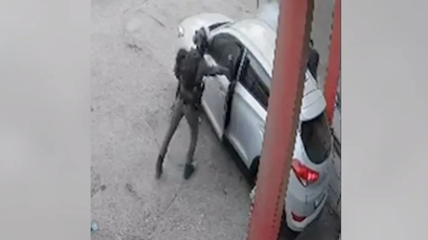 Polici izraelit filmohet duke hedhur një granatë tymi në një makinë në Bregun Perëndimor