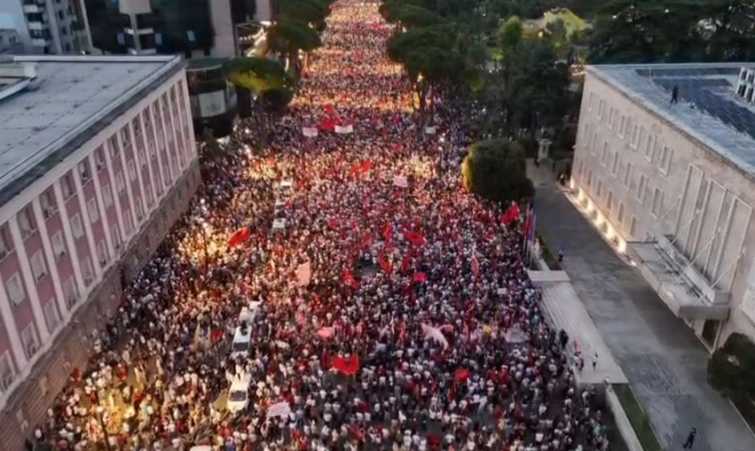 Revolta kundër Ramës   Der Standard   Njerëzit protestojnë çdo ditë kundër korrupsionit 