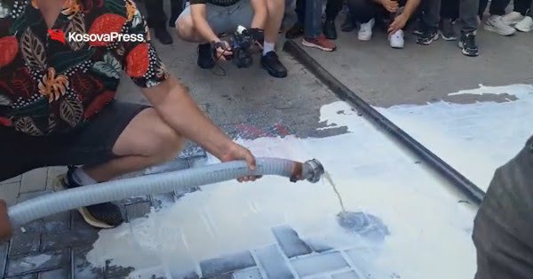“Zbardhet toka”, protesta para Ministrisë së Bujqësisë - fermerët kërkojnë të trajtohen me dinjitet nga shteti