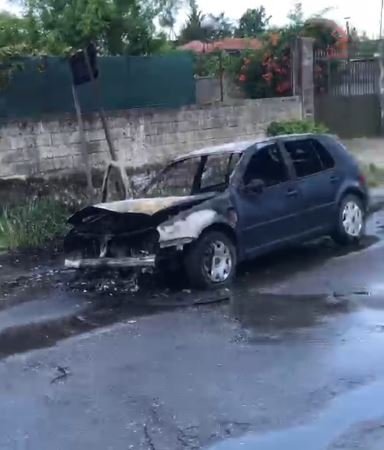 Përfshihet nga flakët një automjet në lëvizje në Cërrik/ Shpëton drejtuesja