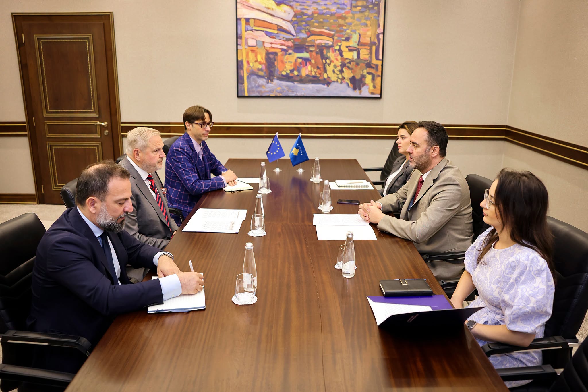 Konjufca  takohet me raportuesin e Parlamentit Evropian për Kosovën, diskutohet integrimi në BE