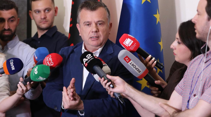 Balla reagon pas mashtrimit të Berishës për qumështin e derdhur në Prishtinë: Do të doja që të ishte shitur në Shqipëri