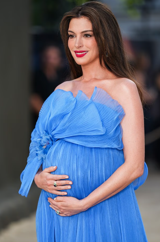 Anne Hathaway shkëlqen me barkun e rrumbullakosur në premierën e 
