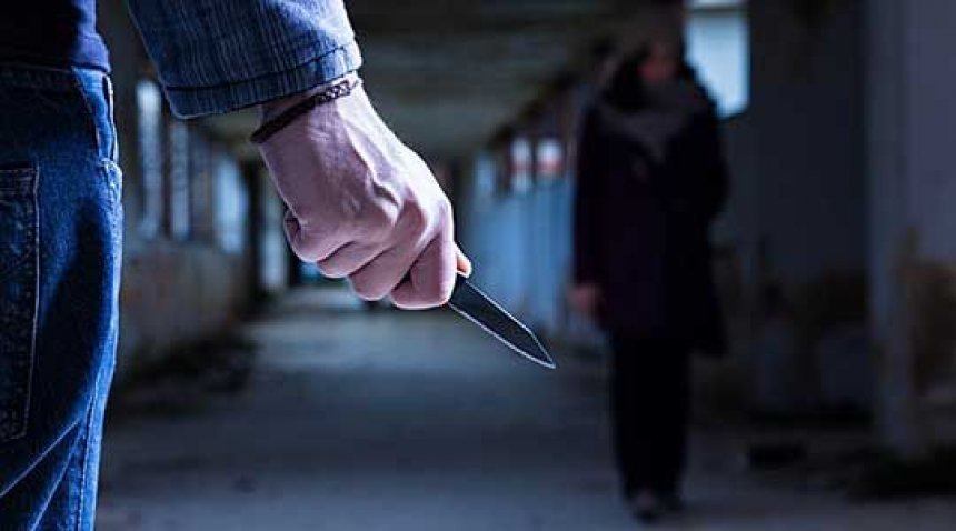 Theren me thikë dy persona në Rahovec, të dyshuarit dërgohen në mbajtje