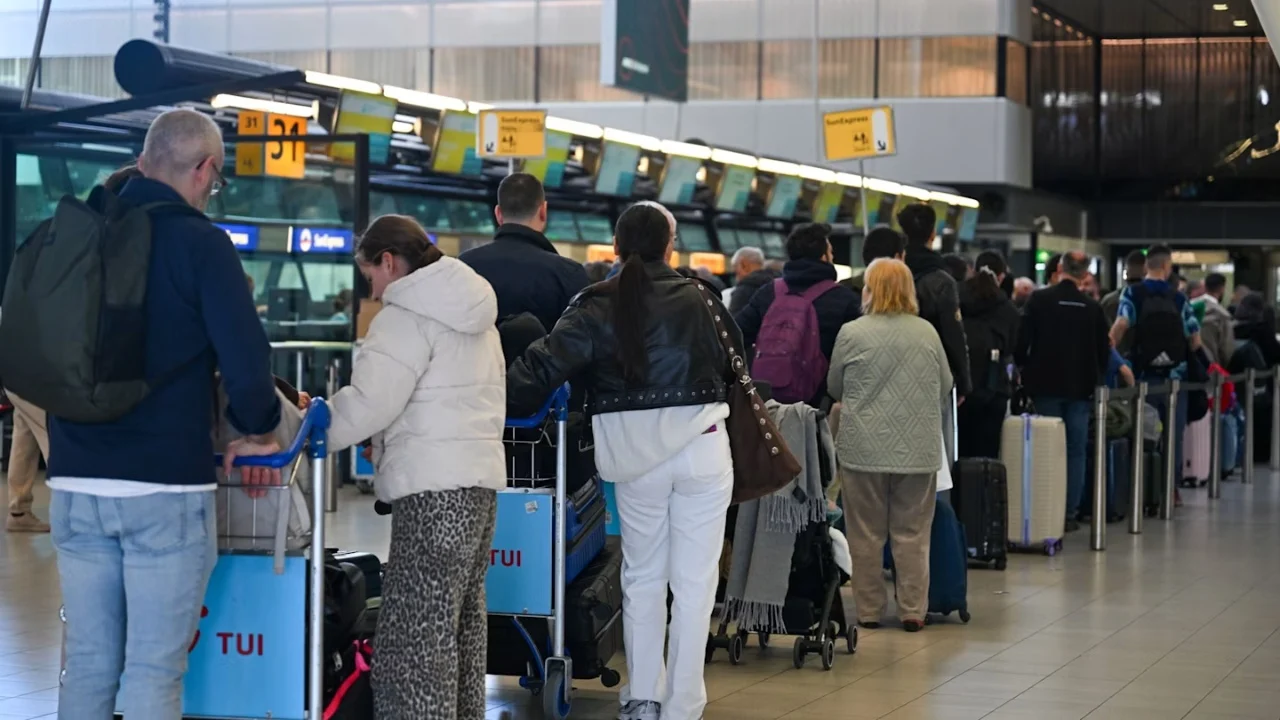 Ndryshojnë planet për udhëtimet në Europë, sistemi i ri i autorizimit online shtyhet pas kaosit në kufijtë e BE-së