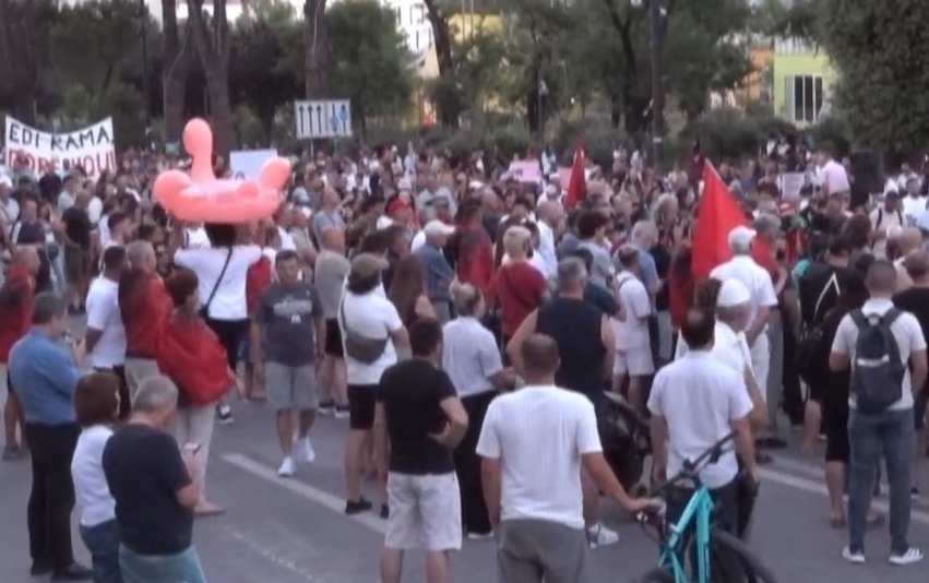 Dita e 38 e protestës  Nisin fjalimet përpara Kryeministrisë