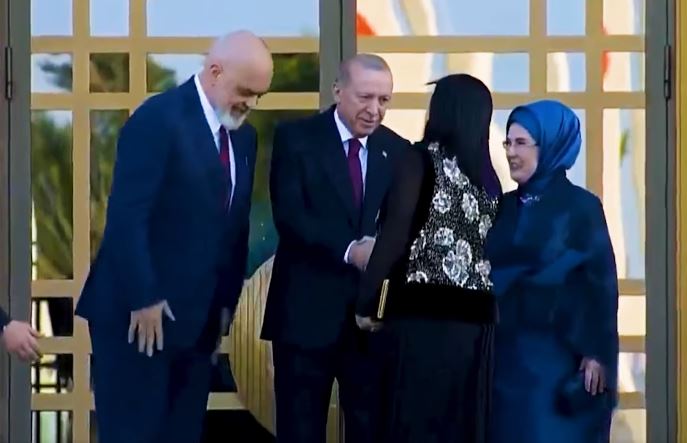 Kryeministri Rama dhe bashkëshortja në Ankara, priten nga Erdogan dhe Zonja e Parë