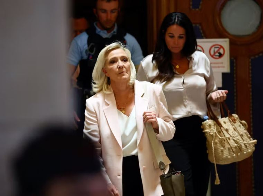 marine-le-pen-shpallet-fajtore-por-gjykata-i-hap-rrugen-per-kandidim-presidencial