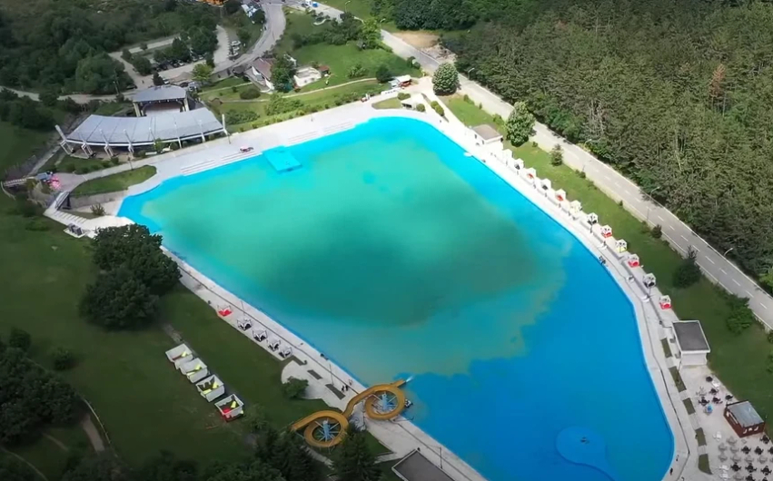 Pishina e Gërmisë mbyllet përkohësisht pas kërkesës së Inspektoratit Sanitar