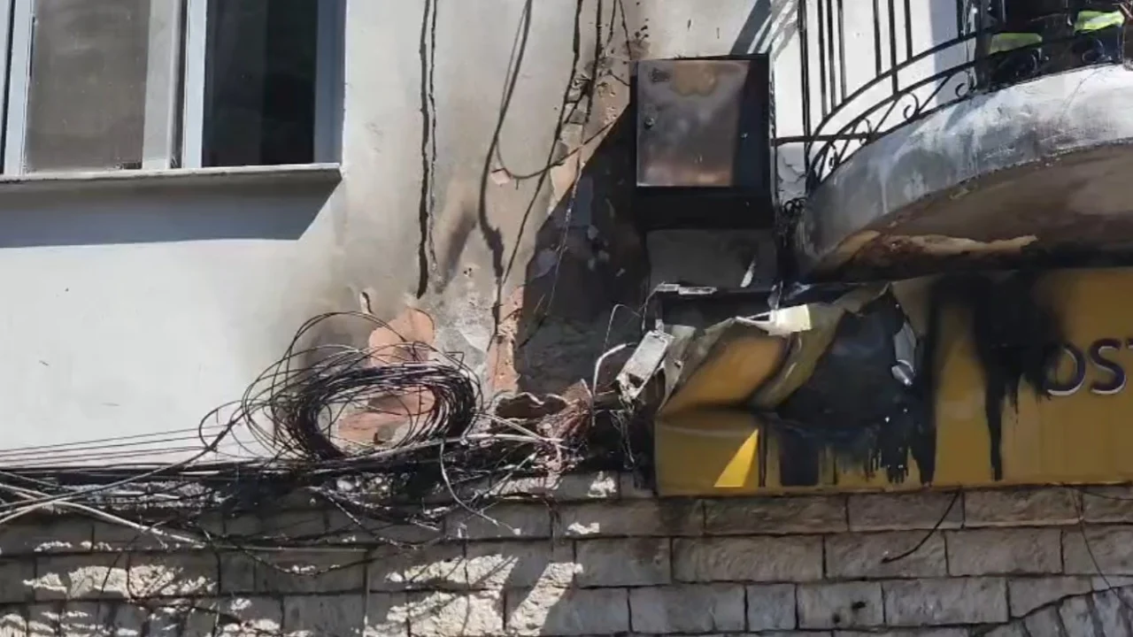 Shkëndijë elektrike në zonën në pazarit në Gjirokastër, ndërpritet energjia elektrike në gjithë qytetin