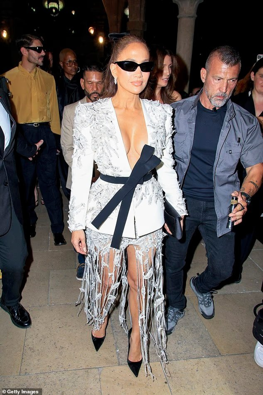 Jennifer Lopez me gjoksin në pah  mahnit në Javën e Modës në Paris