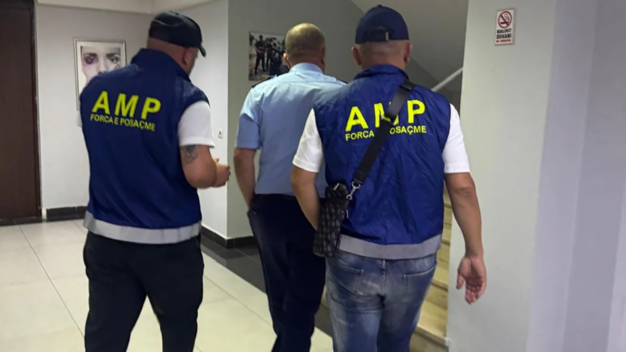 Lojëra fati dhe drogë, arrestohen tre persona në Fushë-Krujë, mes tyre një punonjës policie