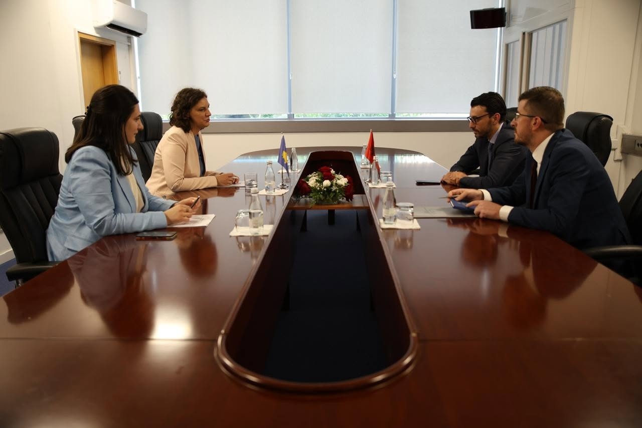 Rizvanolli e Karakaç diskutojnë projektin e termocentralit të Vlorës me gaz të lëngëzuar nga ShBA 