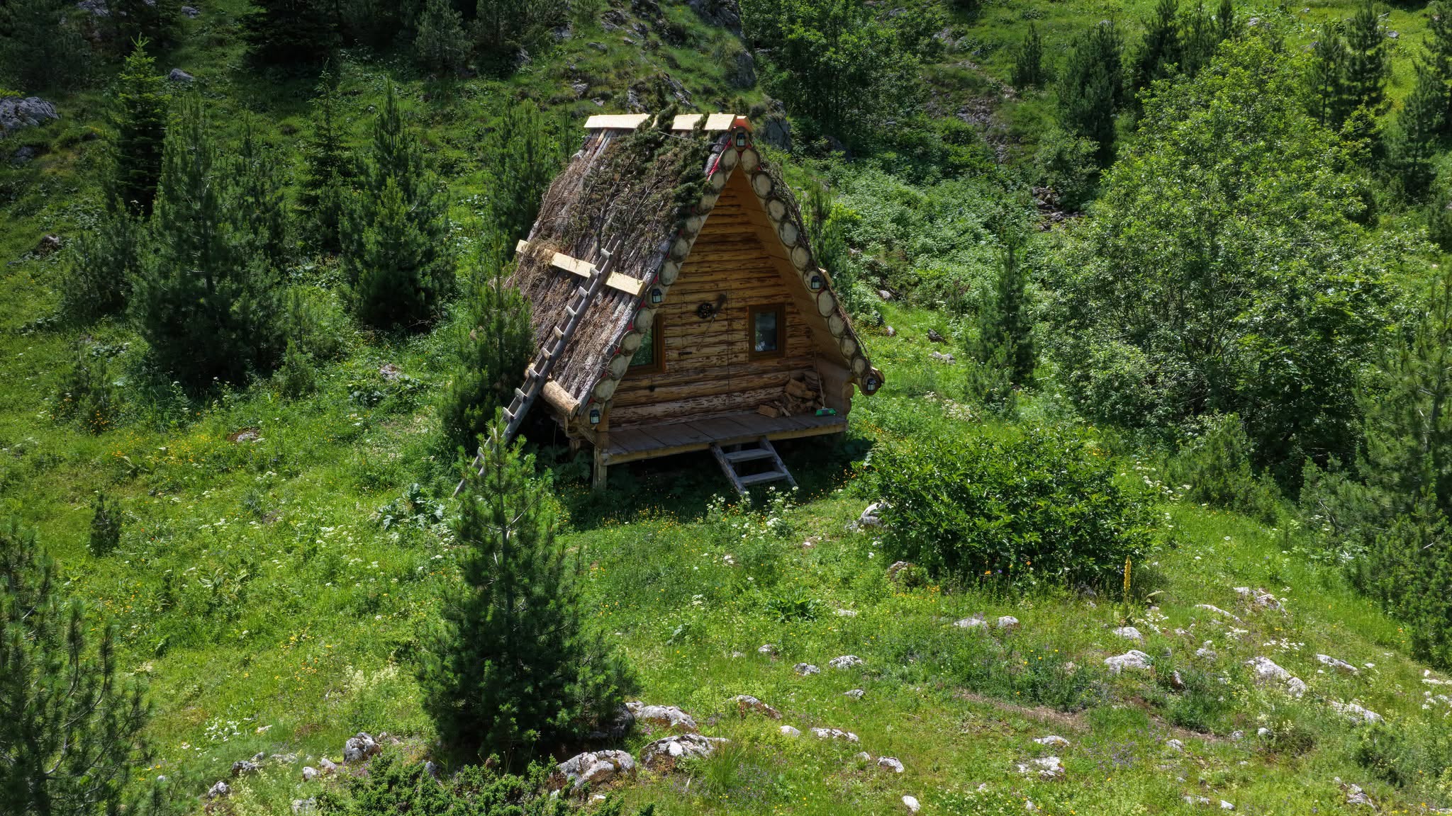 Kasolle e rrethuar nga gjelb&euml;rimi krijon nj&euml; atmosfer&euml; t&euml; qet&euml; dhe relaksuese, ku natyra mbizot&euml;ron n&euml; &ccedil;do...