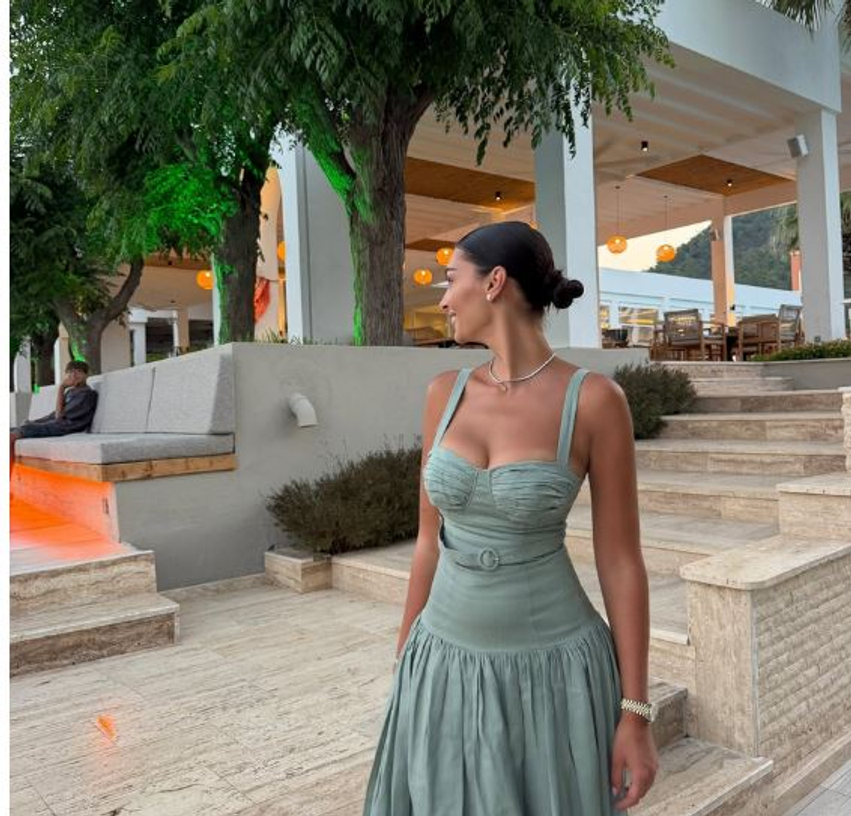 Adrola Dushi mahnit me paraqitjen elegante buzë detit
