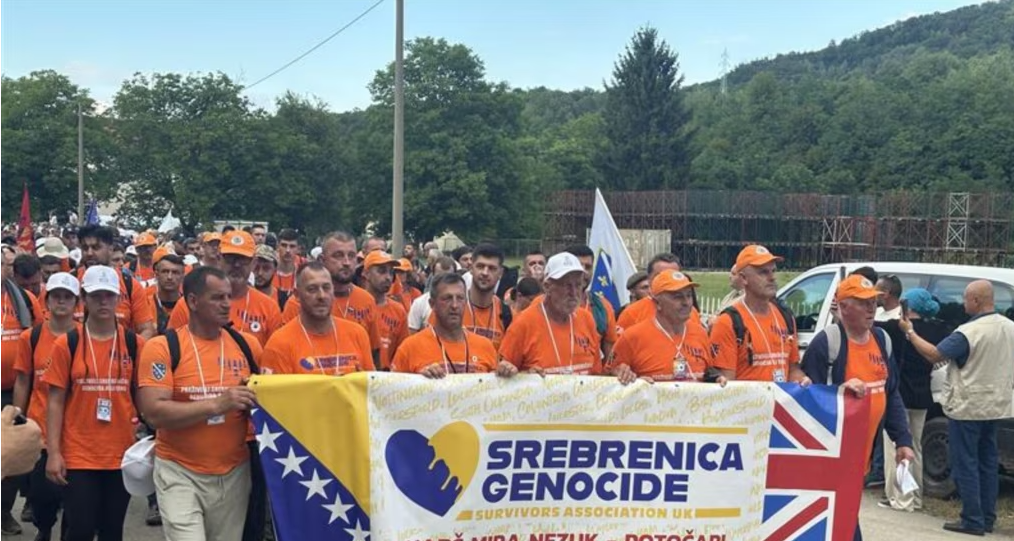 Mijëra njerëz nisen në Marshin e Paqes në kujtim të viktimave të gjenocidit në Srebrenicë