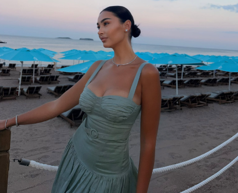 Adrola Dushi mahnit me paraqitjen elegante buzë detit