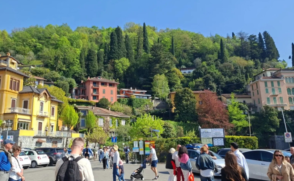 Gjoba deri në 200 euro, Varenna rregulla të reja për turistët që lëvizin nëpër fshat pa bluzë ose me rroba banje