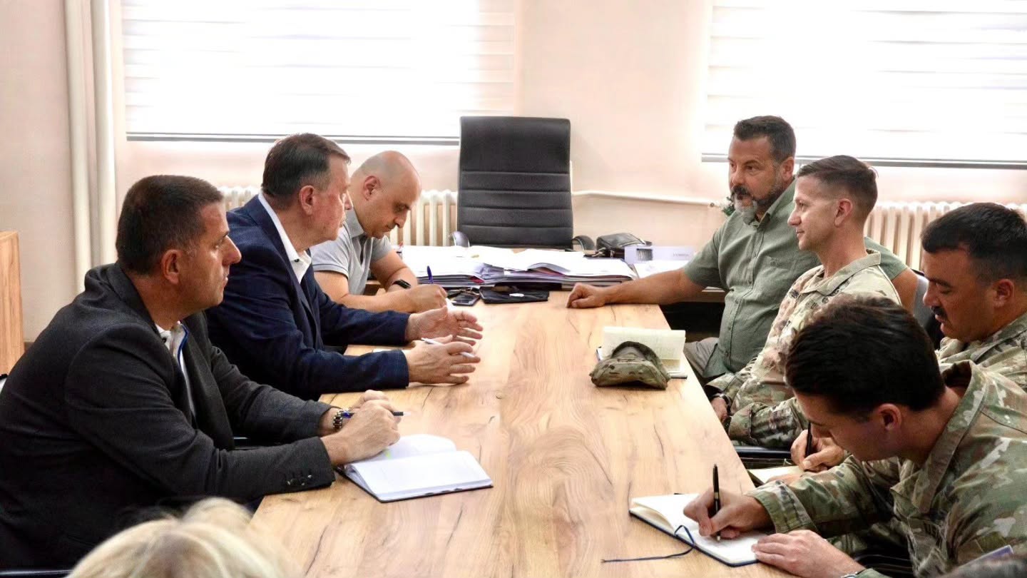 Komandanti i KFOR-it takon kryetarin e Zveçanit, flasin për situatën e sigurisë