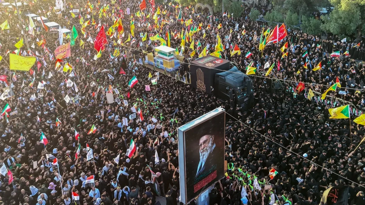 Procesioni mortor i Ali Khameneit mbërrin në Irak, mijëra njerëz i japin lamtumirën në Najaf