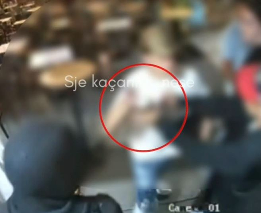 Pamje nga vendi i ngjarjes në Ferizaj  skenë si në filma teksa i riu kërcënon me a më 