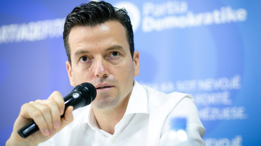 revolucion-agron-shehaj-protestat-perplasje-historike-mes-kryeministrit-dhe-qytetareve-populli-kerkon-largimin-e-klases-politike