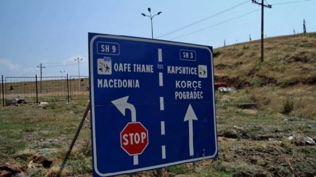 Reagon Dogana e Shqipërisë: Tre zyrtarët e VLEN-it mund të kalonin lirshëm, por kanë preferuar të kthehen dhe mos kalojnë kufirin