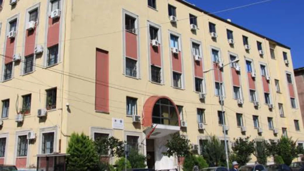 12 masa sigurie për ish-funksionarë të Hipotekës së Durrësit dhe përfitues pronash, prokuroria zbulon skemën e dyshuar të tjetërsimit të tokave shtetërore