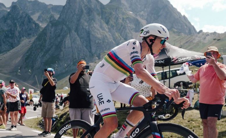 Pogaçar i papërmbajtshëm, fiton dhe merr fanellën e verdhë në “Tour de France”