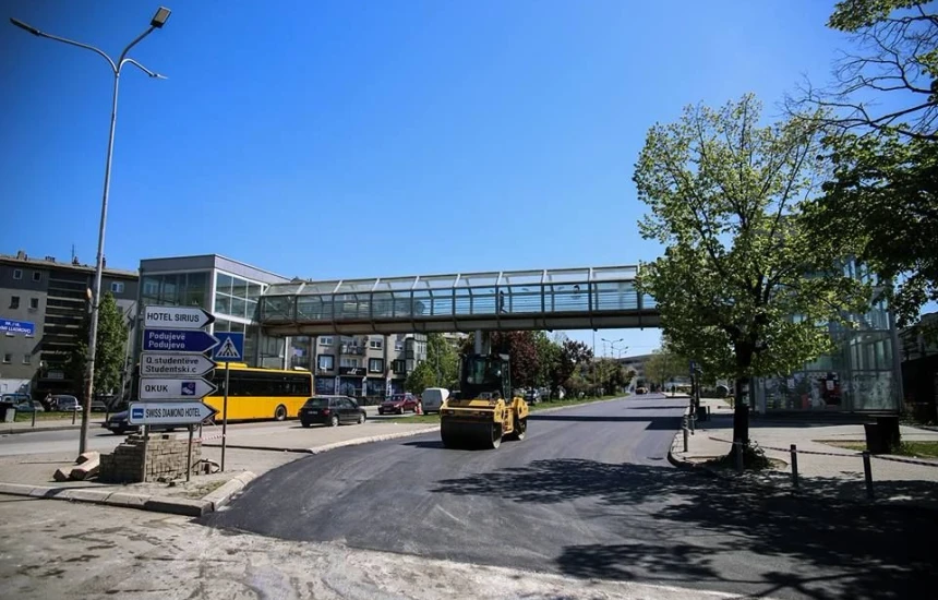 Vlorë: Përfshihet nga flakët automjeti