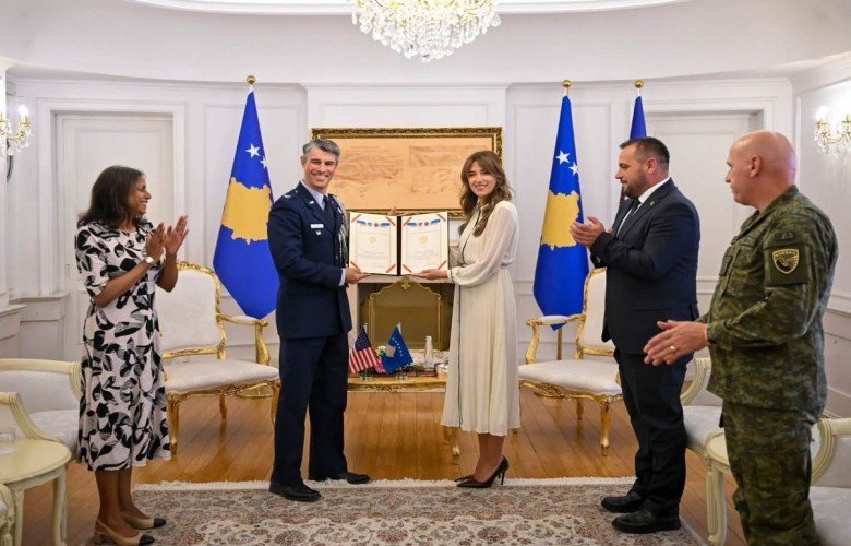 Haxhiu dekoron me Medaljen Presidenciale kolonelin amerikan A. J. Berg