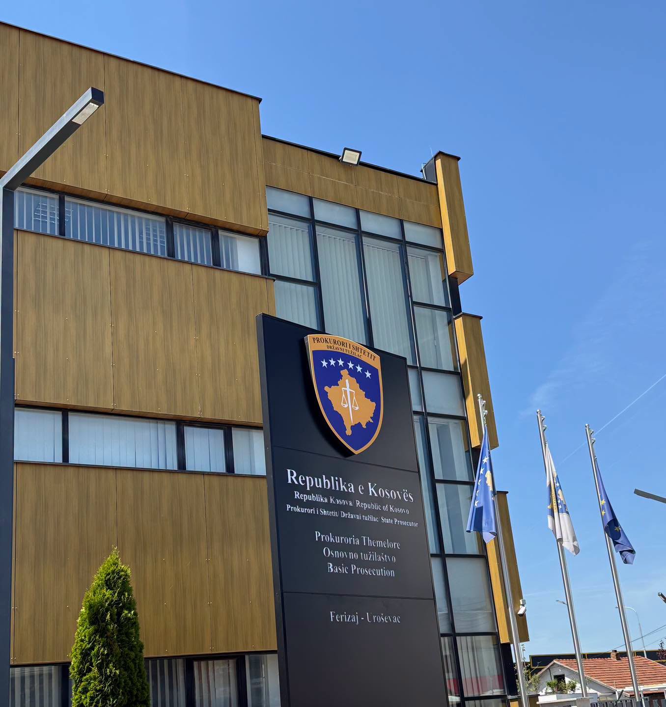 Sulmoi me thikë dy persona, ndalohet i mituri për tentim vrasjeje në Ferizaj