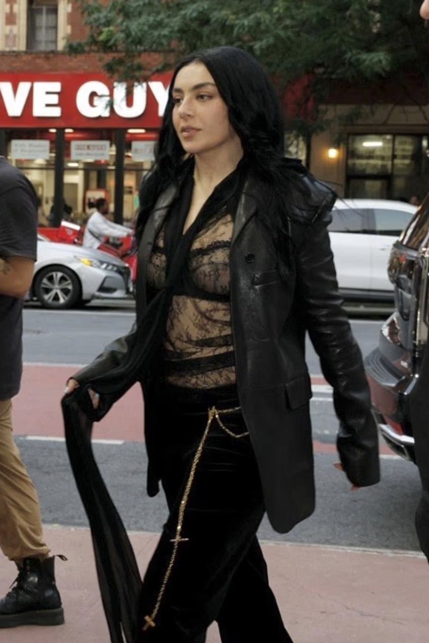 Charli XCX rrëmben vëmendjen me paraqitjen e saj pas promovimit të albumit të ri 2 Image