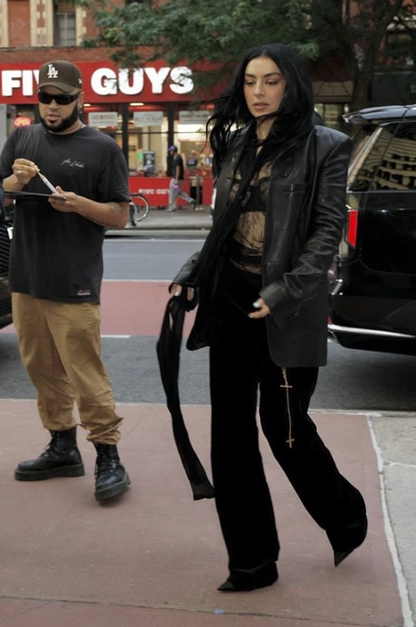 Charli XCX rrëmben vëmendjen me paraqitjen e saj pas promovimit të albumit të ri 3 Image