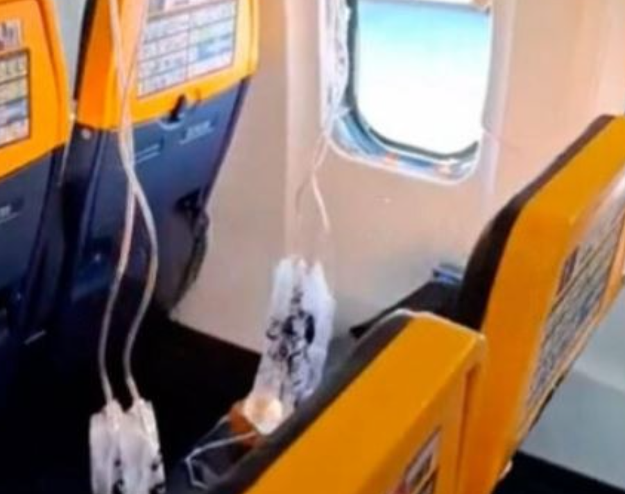 Panik gjatë një fluturimi, thyhet xhami i avionit - gruaja shpëton burrin duke e mbajtur nga këmbët