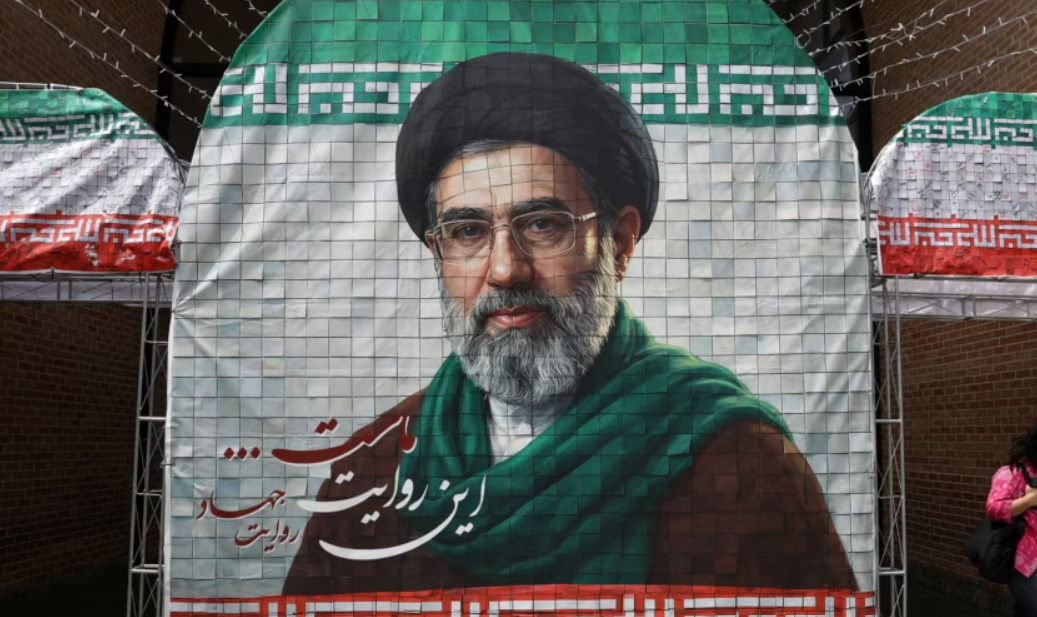 Çfarë tregon për Republikën e re Islamike mungesa e Mojtaba Khameneit në varrimin e të atit?