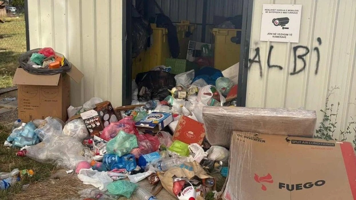 Banorët ankohen për moslargimin e mbeturinave në rrugën “Hajrulla Zymi” në Fushë Kosovë