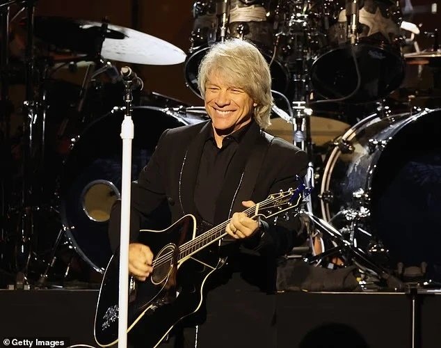 Jon Bon Jovi rikthehet në skenë katër vjet pasi operacioni në fyt i ndërpreu karrierën