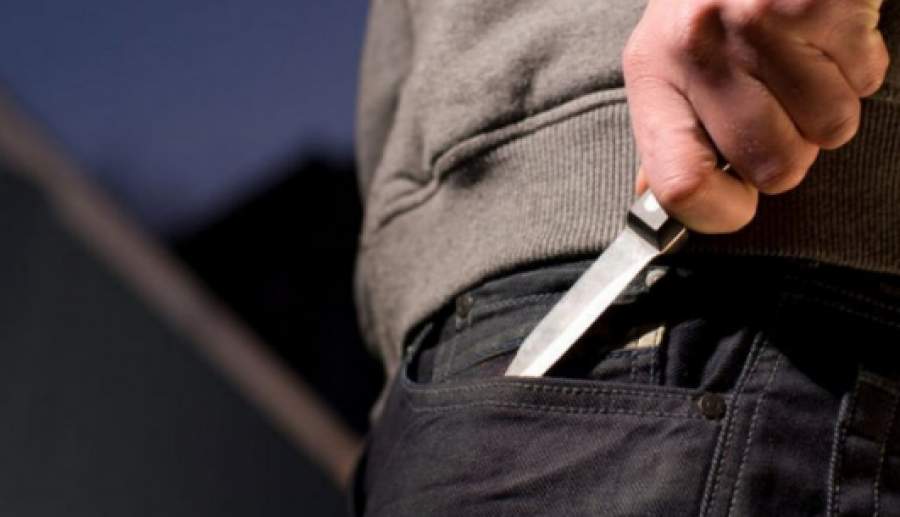 Dyshohet se kërcënoi nënën me thikë derisa flinte, 43-vjeçari thotë se kërkoi kallashnikov për ta vrarë familjen