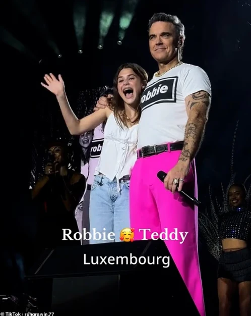 Robbie Williams ngjitet në skenë me vajzën e tij 13-vjeçare, gjatë koncertit në Luksemburg