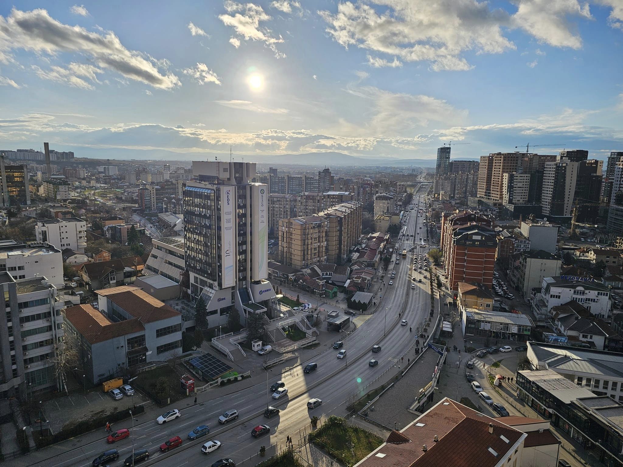 Parashikimi i motit për nesër me diell, temperaturat maksimale arrijnë deri në 33°C