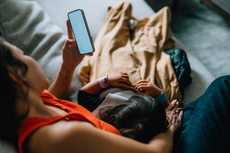 Studimi zbulon një pasojë të papritur për prindërit që rrinë në telefon para fëmijëve