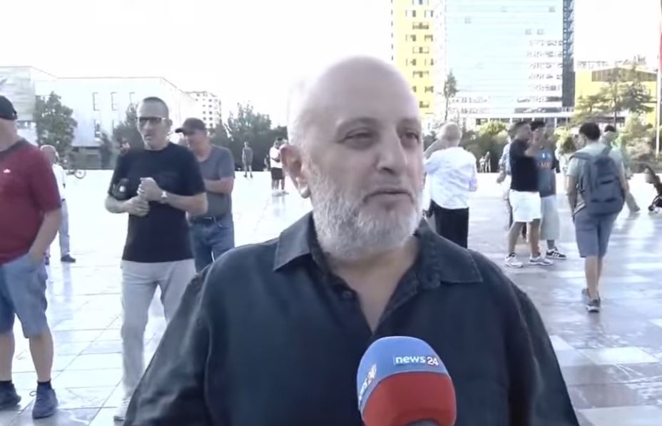 “Ata që kanë dosjet e shantazhit e tmerrojnë Edi Ramën”- Protestuesi: Sa herë vjedh votat, bëhet më i egër me popullin!