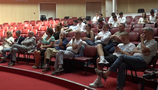 Studentët e huaj me ide se si të pastrohen mbeturinat plastike në Prishtinë