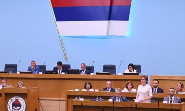 Entiteti serb në Bosnjë ndalon flamujt, simbolet dhe stemat e ushtrisë së vendit