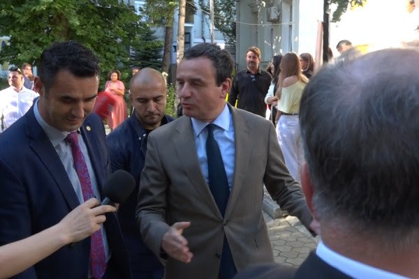 Kurti s’përgjigjet nëse Vjosa Osmani është kandidate konsensuale për presidente
