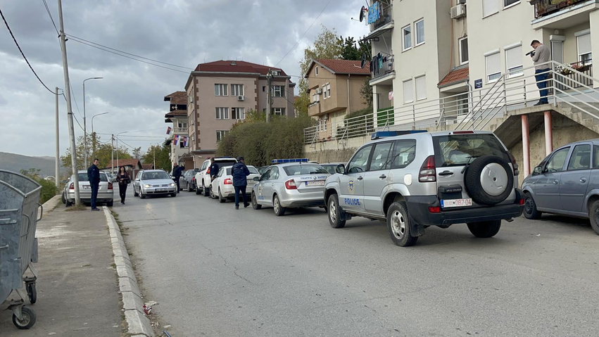 bastisje-ne-tri-lokacione-ne-mitrovice-sekuestrohet-nje-pushke-me-tete-fisheke