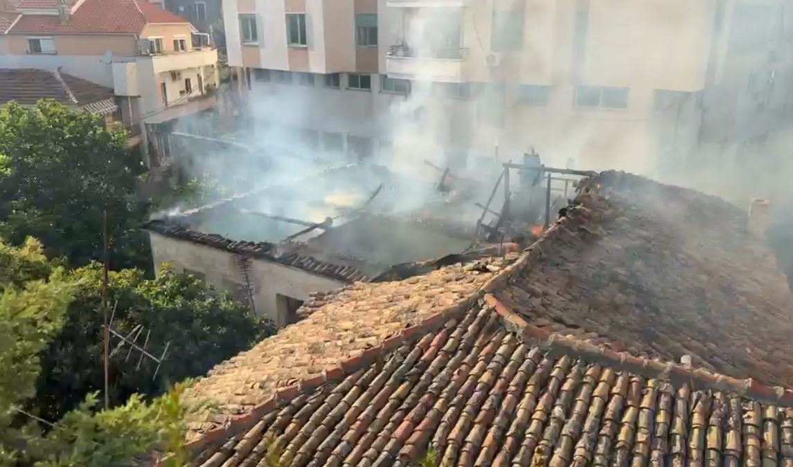 Përfshihet nga flakët një banesë në qendër të Durrësit, shkrumbohet totalisht nga brenda